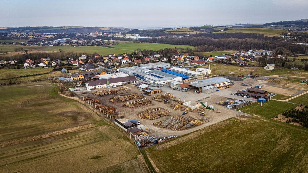 Proleťte se Pilou Hrachovec: Nahlédněte do  výroby z ptačí perspektivy