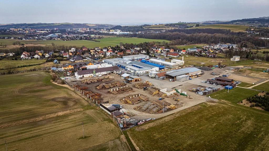 Proleťte se Pilou Hrachovec: Nahlédněte do  výroby z ptačí perspektivy
