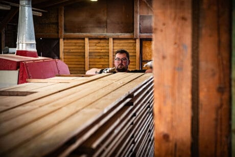 Smrkové i modřínové palubky profilu klasik držíme skladem.: PILA VERTIKAL P1015988 F