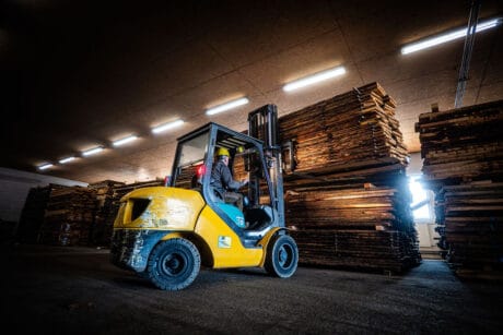 Smrkové i modřínové palubky profilu klasik držíme skladem.: SKLAD HALA P1082046 M